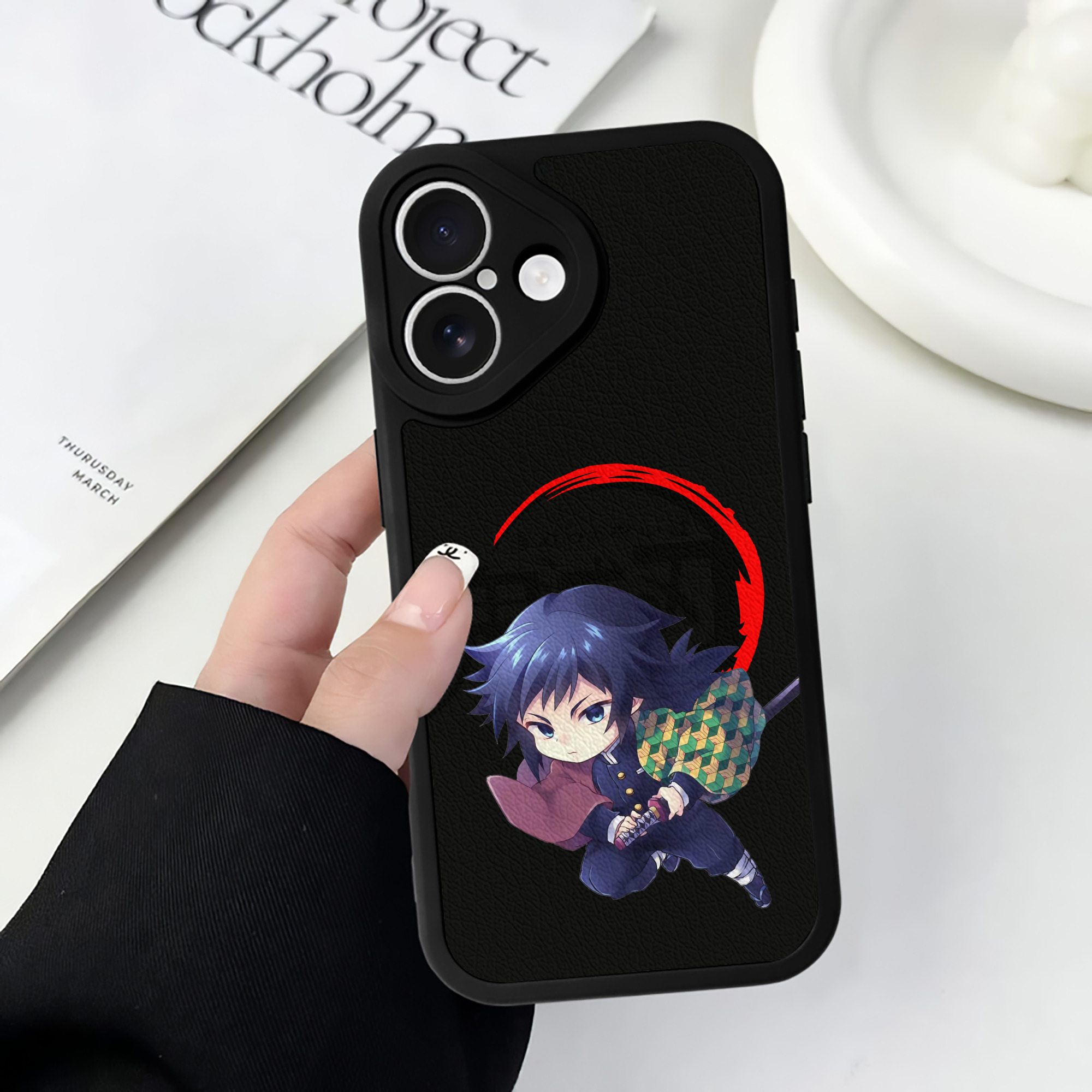 （画像用） 鬼滅の刃（きめつのやいば）水柱-冨岡 義勇／とみおか ぎゆう Tomioka Giyuu 【iPhone 16シリーズ対応】シリコンスマホケース（レザー調） 材質：シリコン